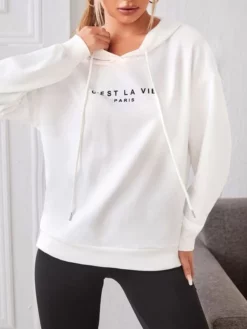 COZZY - Sweat-shirt à capuche à imprimé "C'EST LA VIE" en Blanc